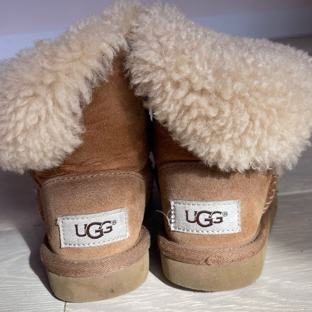 UGG Toddler Girl Boots, sheep skin - Picture 3 of 9